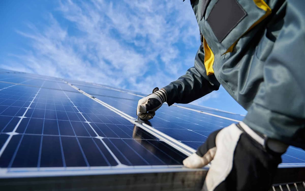 Consultant discussing solar PGE in Wasco options and solar PGE in Wasco benefits